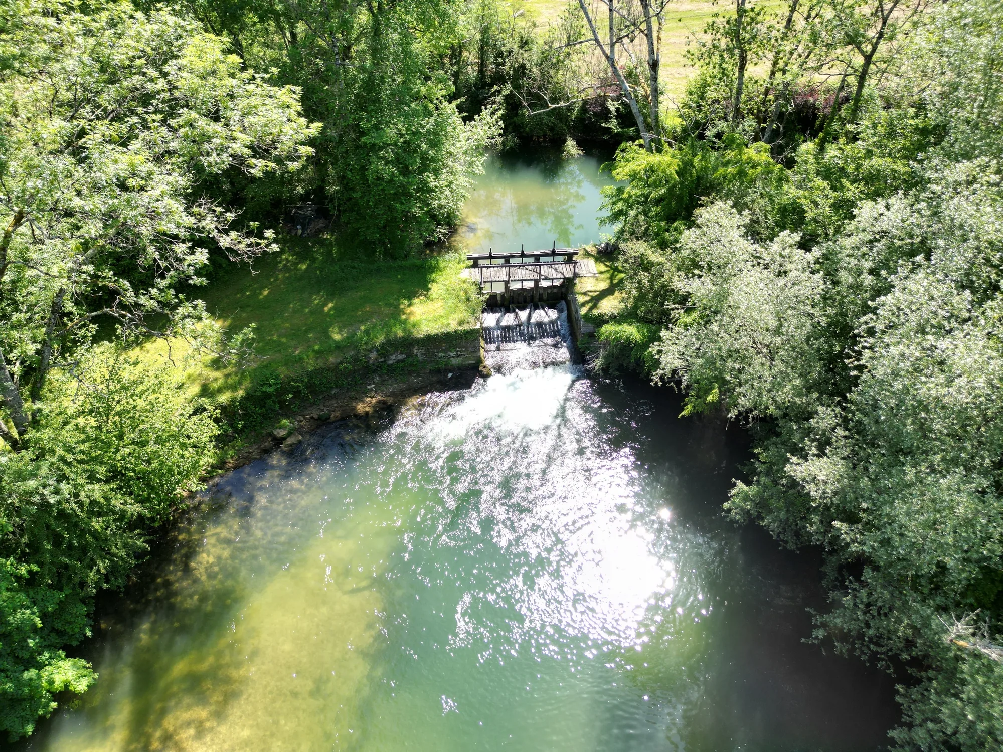 Vanne et chute d'eau du Moulin d'Esporves vues du ciel