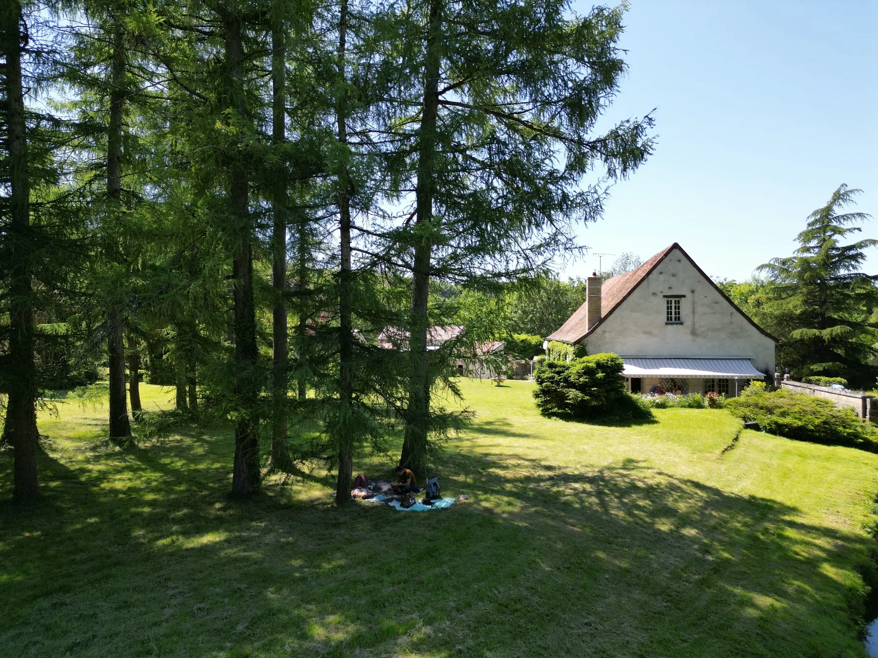 Maison du Moulin d'Esporves au milieu du parc